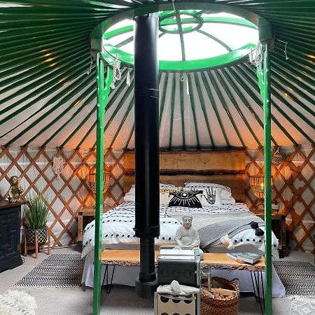 O Dan Y Coed Luxury Yurt With Hot Tub Chwilog Exterior foto