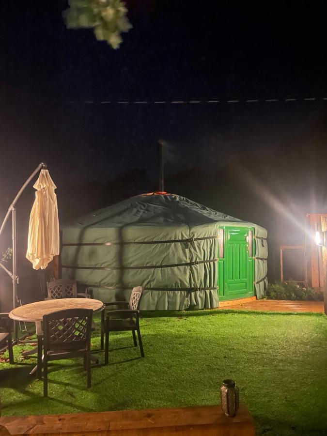 O Dan Y Coed Luxury Yurt With Hot Tub Chwilog Exterior foto